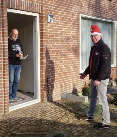 Ook voorzitter Stan van Vijfeijken (r.) bezocht diverse leden om ze Kerstwensen namens Badminton Club Lieshout over te brengen.