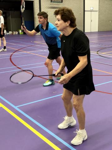 Marianne Arends (voor) is een van de oorspronkelijke oprichters van Badminton Club Lieshout en nog steeds een zeer actief lid.