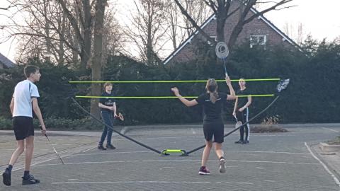 De jeugd van Badminton Club Lieshout speelt voorlopig buiten op het parkeerterrein van sporthal “De Klumper”.