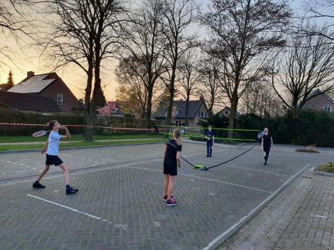 De jeugd van Badminton Club Lieshout was razend enthousiast bij de eerste buiten-speel-dag na een lange lockdown.