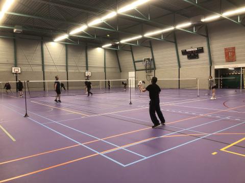 Voorlopig alleen maar singelen bij de senioren Badminton Club Lieshout.