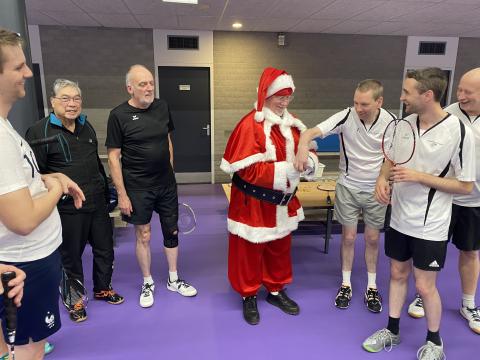 Op de laatste speelavond van 2022 was er het traditionele Kerstballentoernooi. Kerstman Frans Biemans was hier weer het middelpunt.