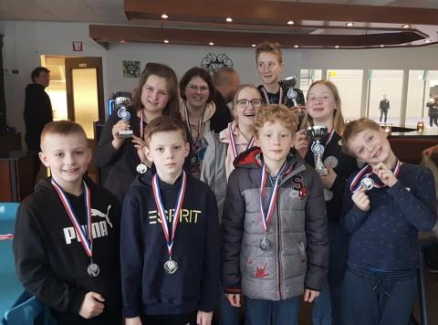 De jeugd van Badminton Club Lieshout is trots op de verdiende bekers en medailles