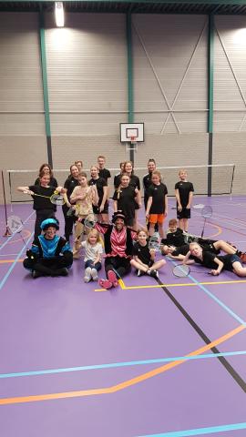 De eerste jeugdgroep van Badminton Club Lieshout, samen met de Pieten