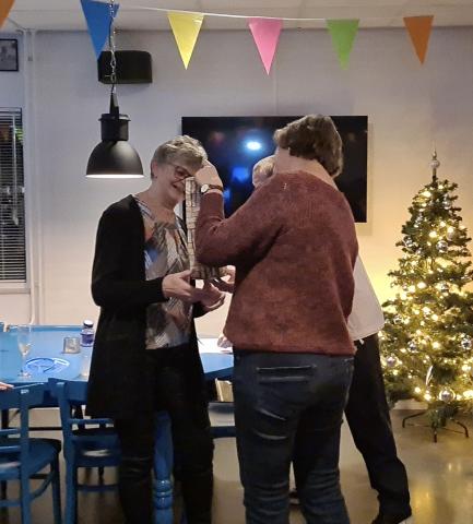 Ria Donkers (links) werd tijdens de Nieuwjaarsborrel van Badminton Club Lieshout uitgeroepen tot “vrijwilliger van het jaar”. 