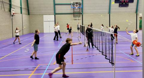 Badminton: op de camping een spel, maar in de zaal een razendsnelle en leuke sport !