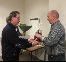 De afgelopen jaren konden jubilarissen nog “gewoon” fysiek gehuldigd worden. Op de foto feliciteert voorzitter Stan van Vijfeijken (l.) jubilaris Peter van der Tol (r.)