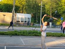 Buiten-badminton voor de jeugd biedt wellicht mogelijkheden om aan de slag te gaan