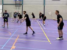 Gezellige drukte in sporthal “de Klumper” bij de thuiswedstrijd van de beide competitieteams van Badminton Club Lieshout.