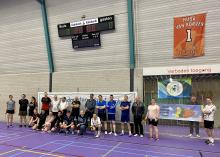 Gezamenlijke foto van de deelnemende senioren aan het “Laarbeektoernooi 2022” bij Badminton Club Lieshout