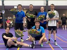BCL-H1/BouwCenter Swinkels is op de speelavond van Badminton Club Lieshout nog eens uitgebreid in de bloemetjes gezet vanwege hun behaalde kampioenschap