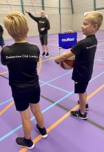 Basketballende badmintonners en badmintonnende basketballers maakten in Lieshout kennis met elkaars sport