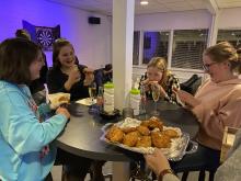 Dankzij Bianca van Bommel waren er weer volop oliebollen bij de Nieuwjaarsborrel van Badminton Club Lieshout