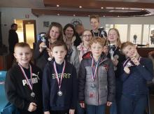 De jeugd van Badminton Club Lieshout is trots op de verdiende bekers en medailles