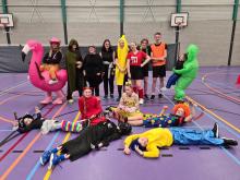 De jeugdgroep van Badminton Club Lieshout stond er weer fleurig op tijdens het “verkleed badminton”.